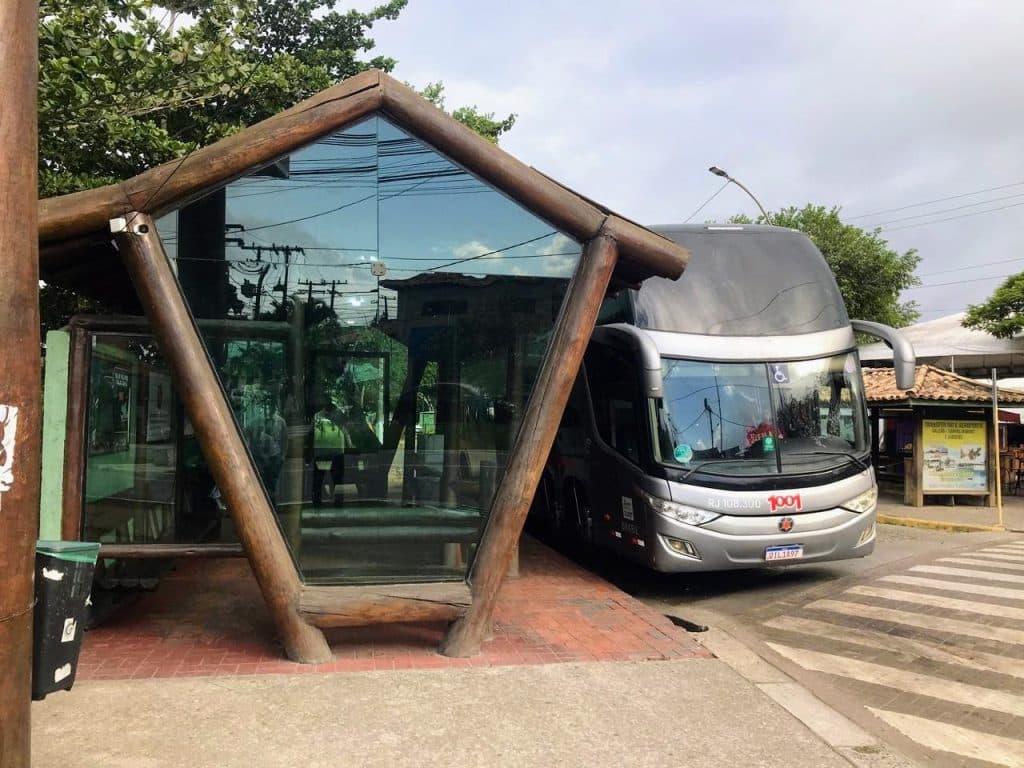 Ônibus da viação 1001 estacionado na rodoviária de Búzios, ponto final do transfer regular.