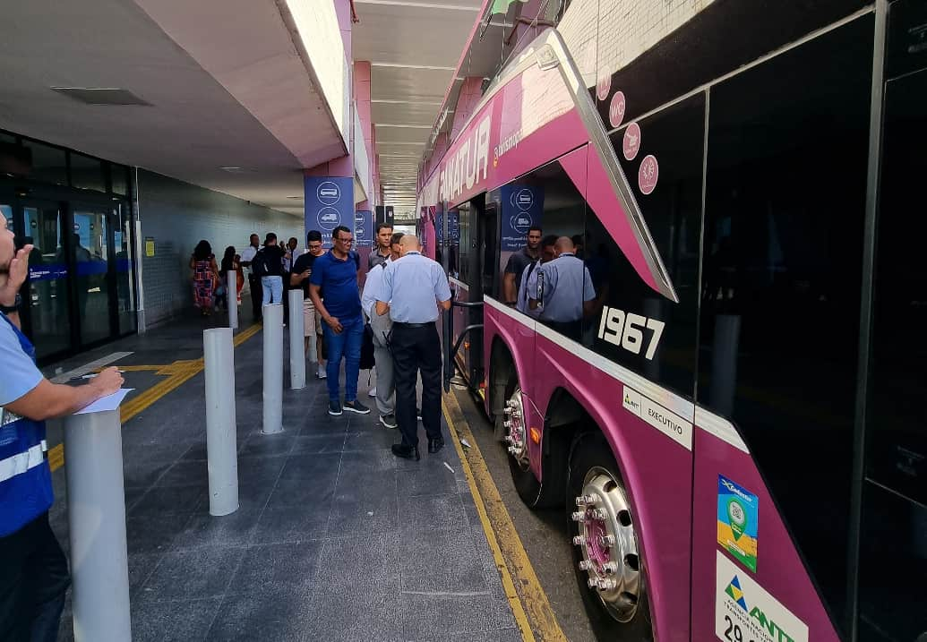 Pessoas organizadas no transporte para o evento corporativo.