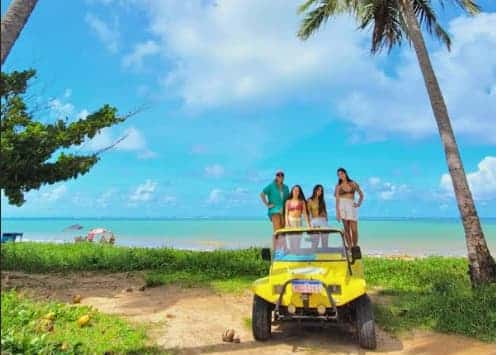 Passageiros do passeio de buggy em São Miguel dos Milagres