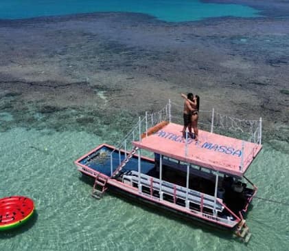 Casal no passeio de jangada para a Praia do Patacho