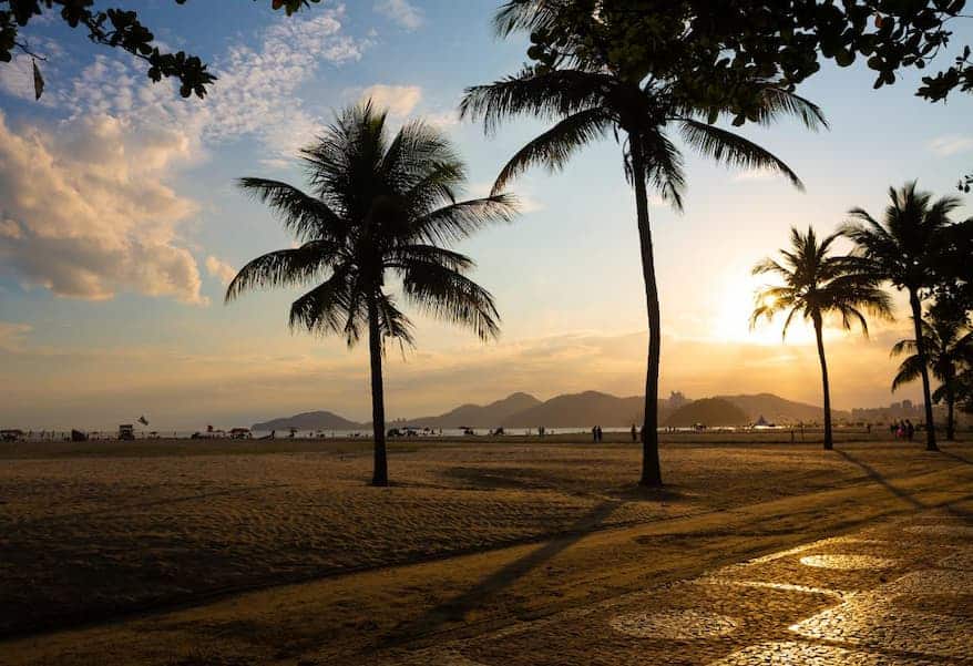 Pôr do sol na praia de Santos.