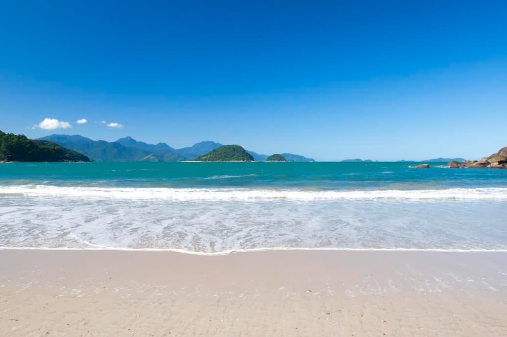 Praia de São Paulo com águas azuis