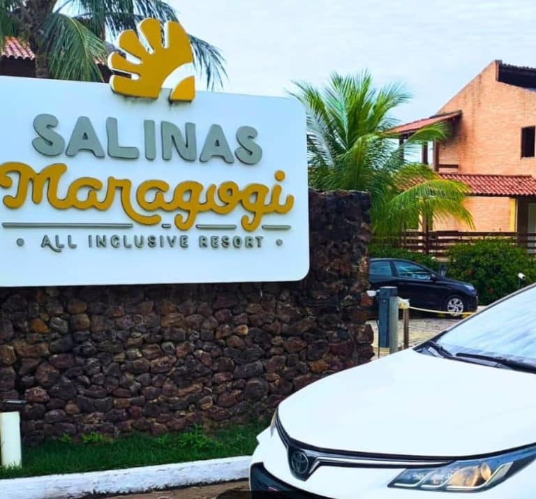 Veículo da Book Transfer na entrada do Salinas Maragogi