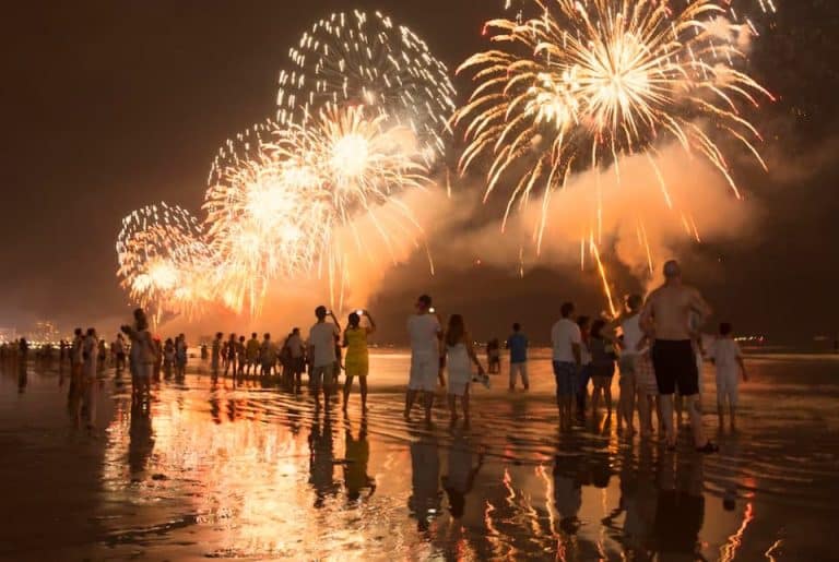 Pessoas desfrutando do réveillon no nordeste.