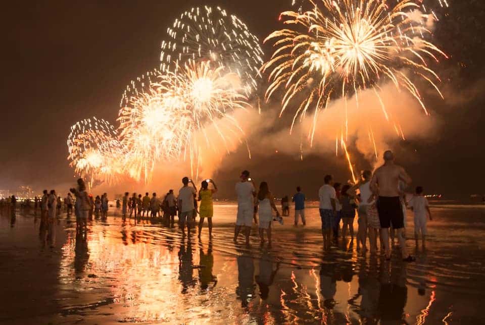 Pessoas desfrutando do réveillon no nordeste.