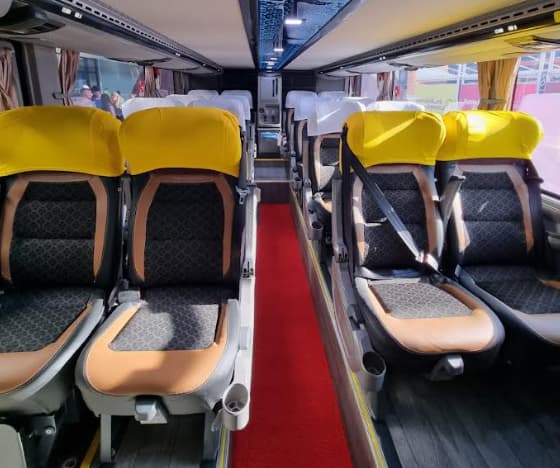 Parte interna de ônibus para aluguel